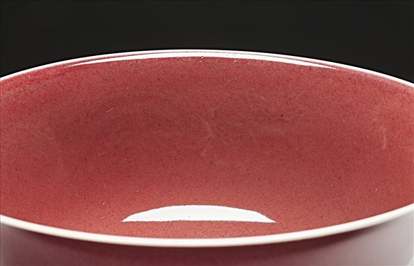 霽紅釉暗花碗