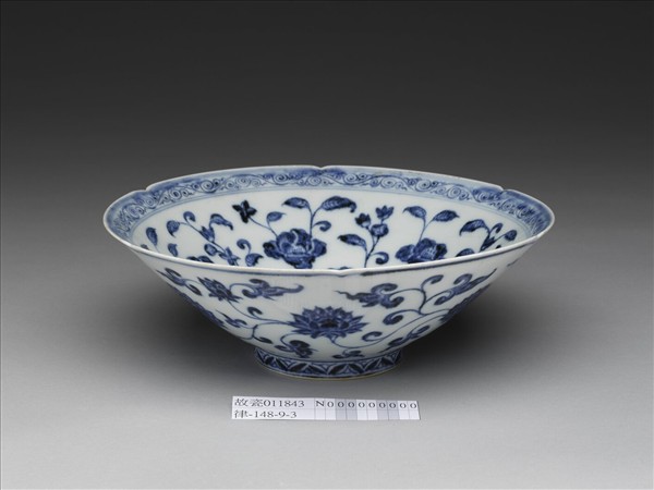 青花花卉紋葵口碗