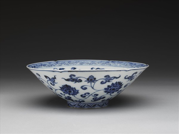 青花花卉紋葵口碗
