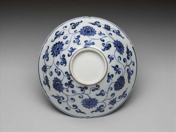 青花花卉紋葵口碗