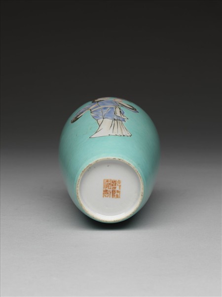 粉彩湖綠地仕女紋瓶