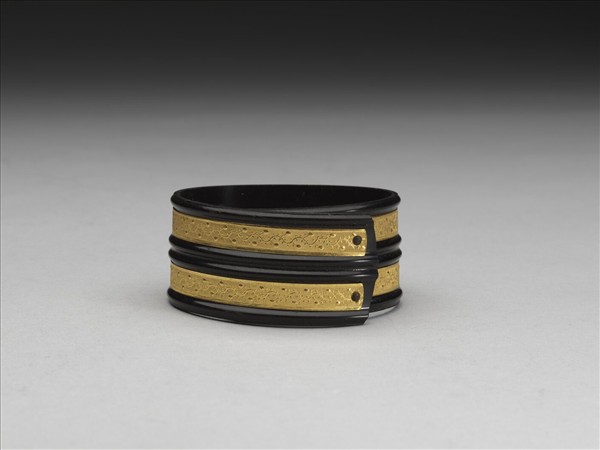 牛角嵌金鐲