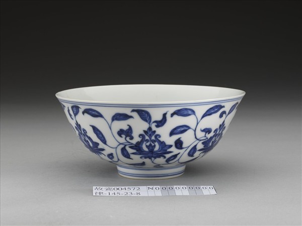 青花番蓮紋碗