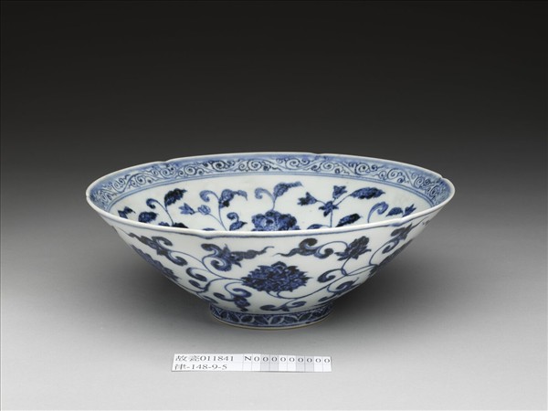 青花花卉紋葵口碗