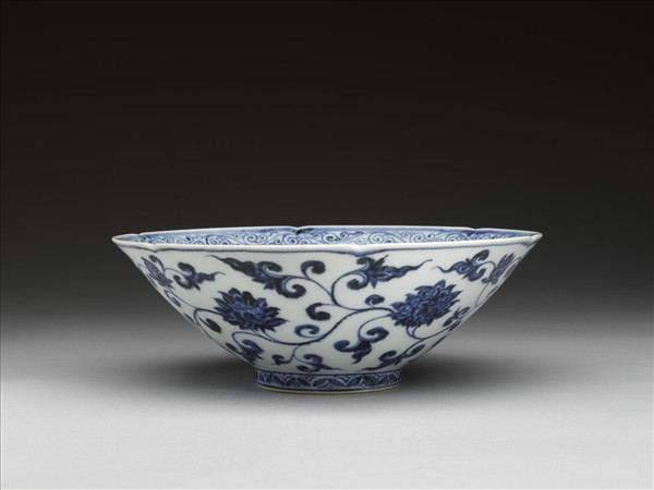 青花花卉紋葵口碗