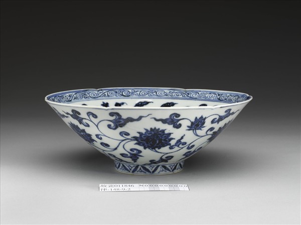 青花花卉紋葵口碗