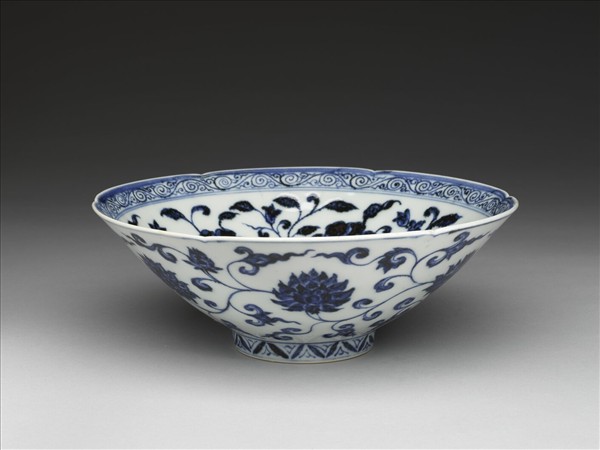 青花花卉紋葵口碗