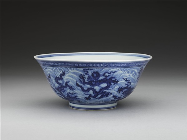 青花波濤龍紋碗