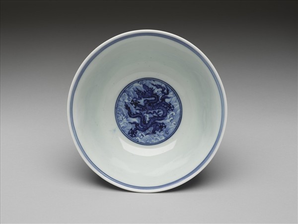 青花波濤龍紋碗