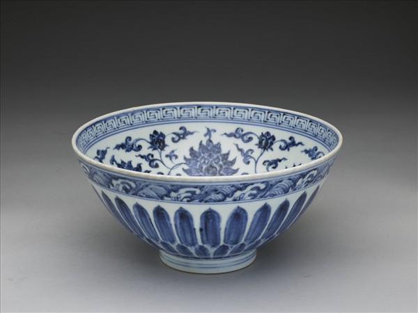 青花番蓮紋碗