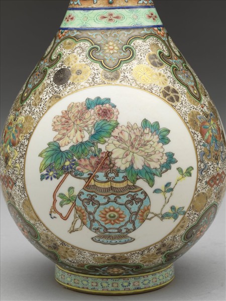 洋彩錦地開光花卉紋膽瓶