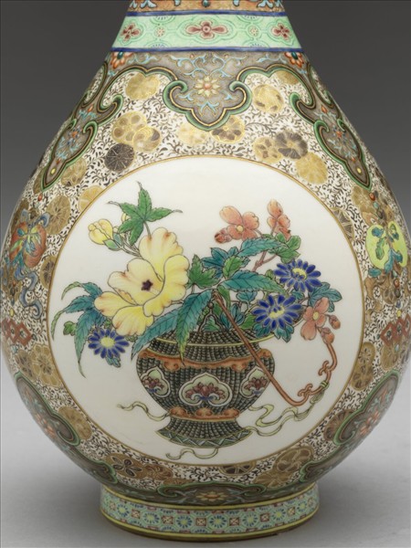 洋彩錦地開光花卉紋膽瓶