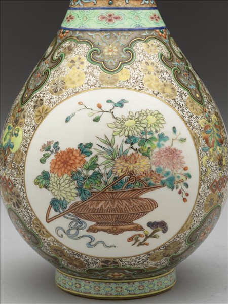 洋彩錦地開光花卉紋膽瓶