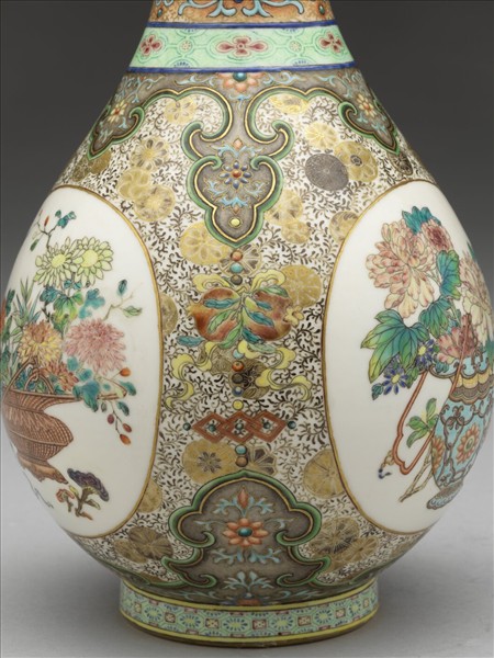 洋彩錦地開光花卉紋膽瓶