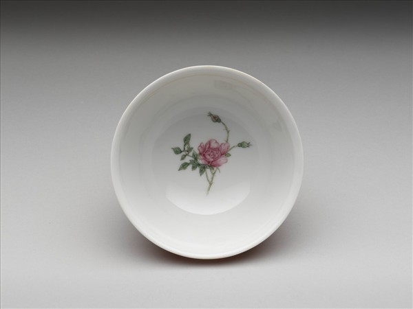 琺瑯彩洋紅地剔花團花紋碗