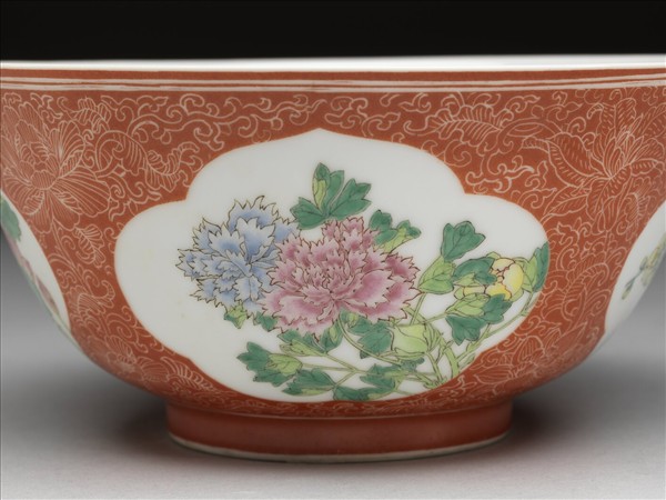 琺瑯彩紅地剔花開光四季花卉碗