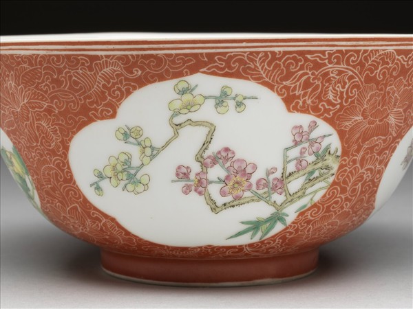 琺瑯彩紅地剔花開光四季花卉碗