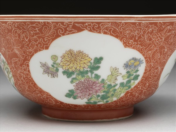 琺瑯彩紅地剔花開光四季花卉碗