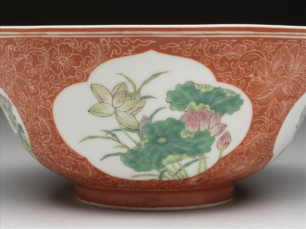 琺瑯彩紅地剔花開光四季花卉碗