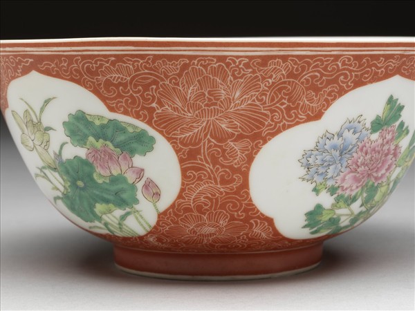 琺瑯彩紅地剔花開光四季花卉碗