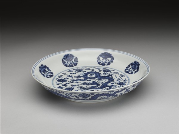 青花團花龍紋盤