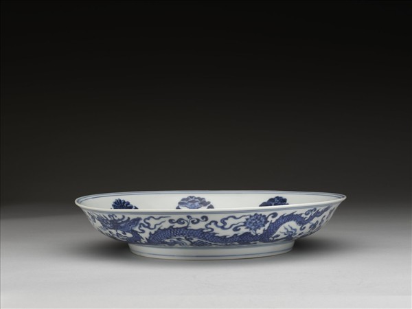 青花團花龍紋盤