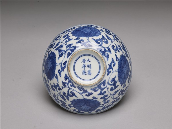 青花番蓮壽字紋碗