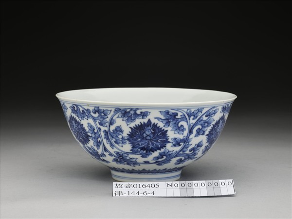 青花番蓮紋碗