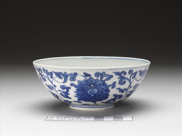 青花番蓮壽字紋碗