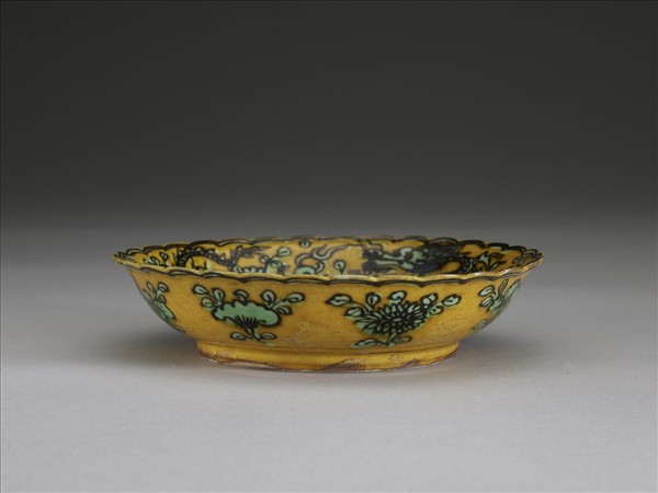 黃地綠彩花卉龍紋花口盤