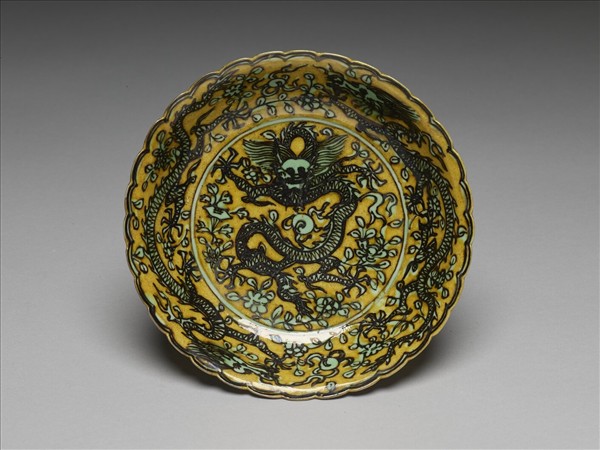 黃地綠彩花卉龍紋花口盤