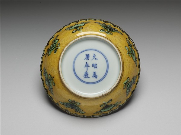 黃地綠彩花卉龍紋花口盤
