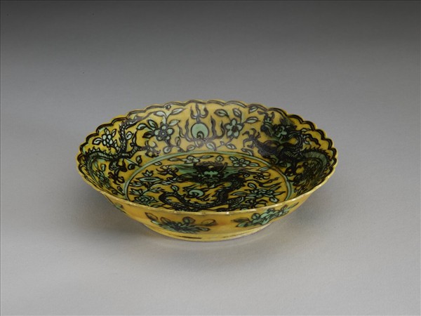 黃地綠彩花卉龍紋花口盤