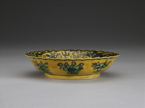 黃地綠彩花卉龍紋花口盤