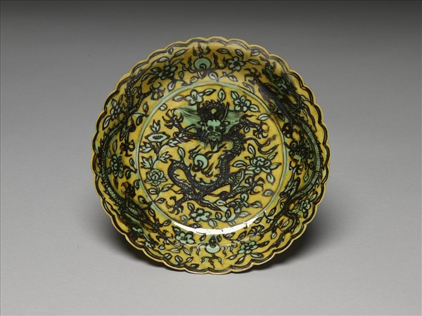 黃地綠彩花卉龍紋花口盤
