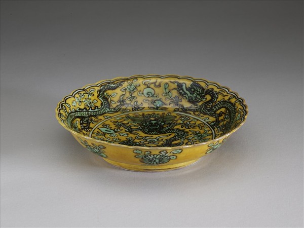 黃地綠彩花卉龍紋花口盤
