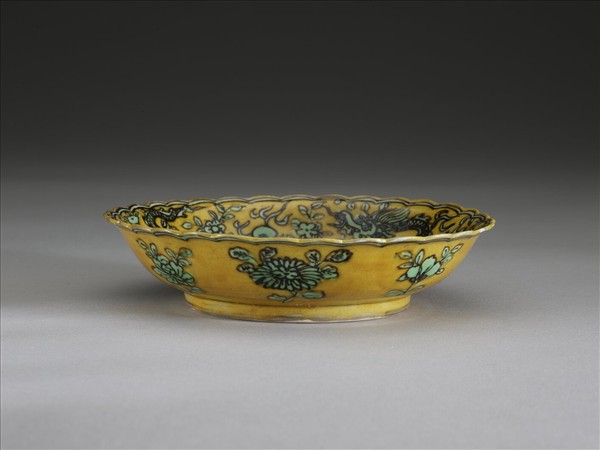 黃地綠彩花卉龍紋花口盤