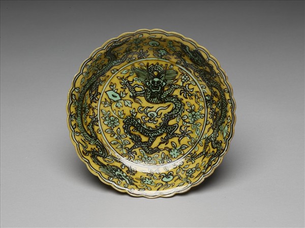 黃地綠彩花卉龍紋花口盤