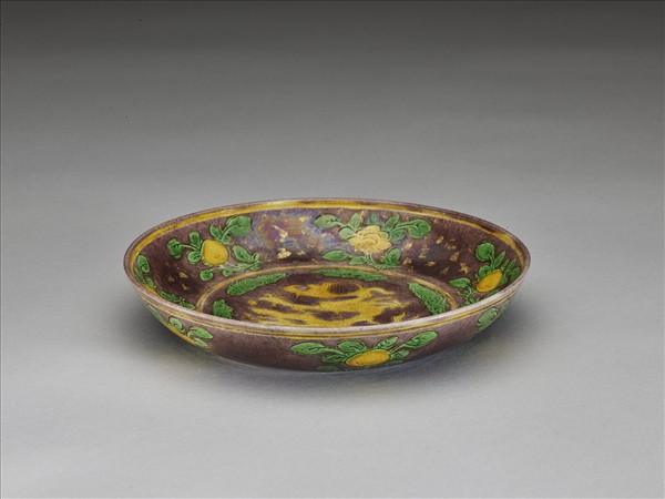 素三彩紫地花果龍紋盤