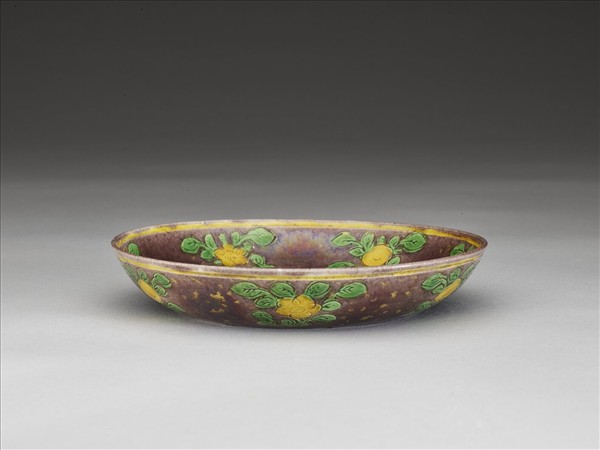 素三彩紫地花果龍紋盤