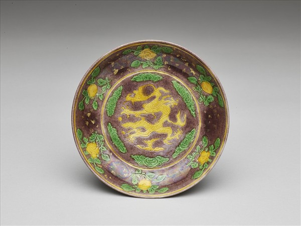 素三彩紫地花果龍紋盤