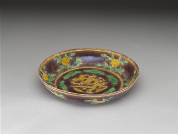 素三彩紫地花果龍紋盤