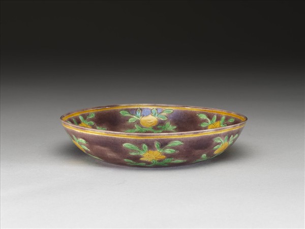 素三彩紫地花果龍紋盤