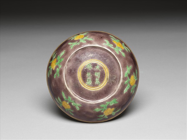 素三彩紫地花果龍紋盤