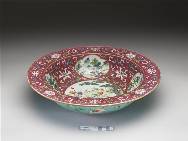 粉彩紅地山水人物圖盆