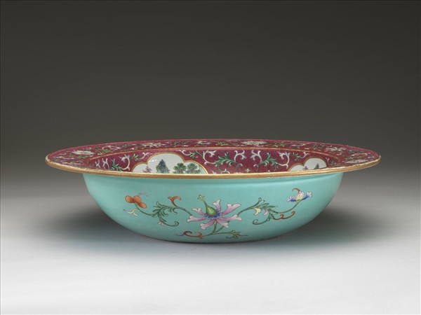 粉彩紅地山水人物圖盆