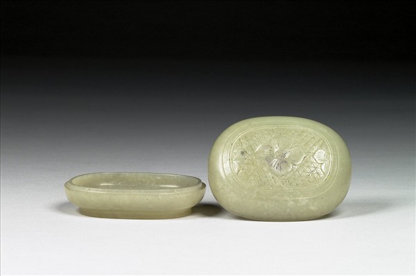 玉四瓣花紋橢圓盒