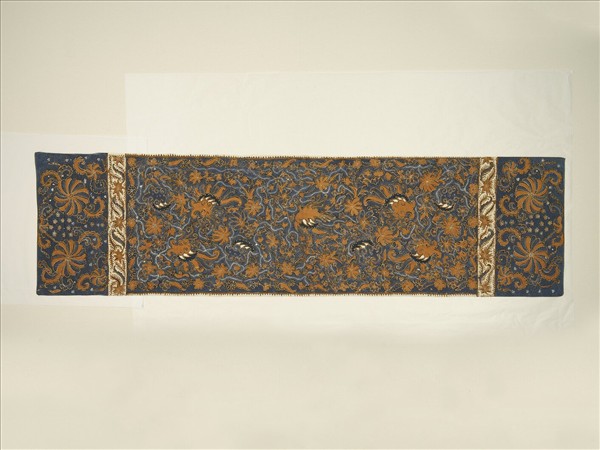 印尼 褐地蔓草花卉紋蠟染肩布