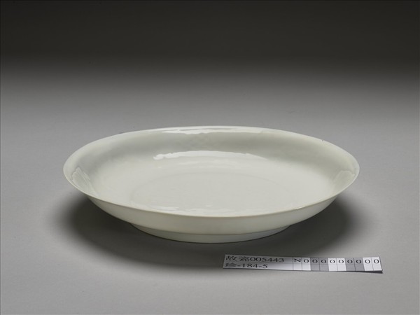 白瓷八寶番蓮紋盤