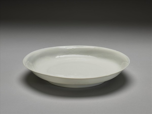 白瓷八寶番蓮紋盤